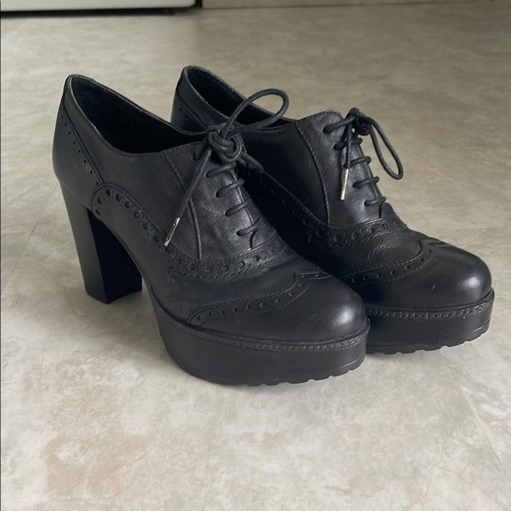 Pons Quintana Black Heeled Oxfords with Brogue Detailing - Picture 7 of 7